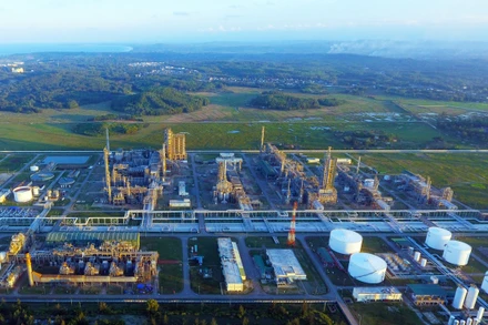 Nhà máy lọc dầu Dung Quất đóng vai trò quan trọng đối với sự phát triển kinh tế-xã hội của tỉnh Quảng Ngãi và vùng kinh tế trọng điểm miền trung.