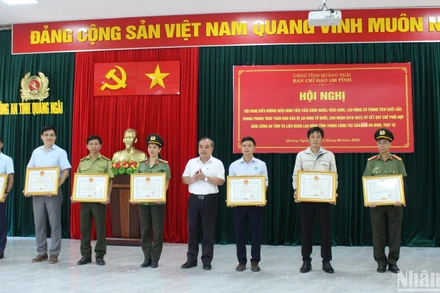 Trao tặng Bằng khen của Ủy ban nhân dân tỉnh Quảng Ngãi cho các tập thể và cá nhân, đã có thành tích xuất sắc trong công tác xây dựng phong trào toàn dân bảo vệ an ninh Tổ quốc, giai đoạn 2018-2023. 