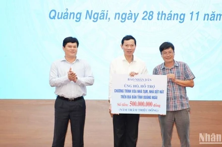 Thừa ủy quyền lãnh đạo Báo Nhân Dân, nhà báo Hiển Cừ, Trưởng Văn phòng đại diện Báo Nhân Dân tại Quảng Ngãi trao biểu trưng số tiền 500 triệu đồng ủng hộ chương trình xóa nhà tạm, nhà dột nát ở Quảng Ngãi.