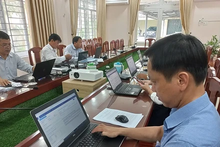 Các thanh tra viên Thanh tra tỉnh Quảng Ngãi xử lý, loại bỏ thanh, kiểm tra trùng lặp, chống chéo trên phần mềm.