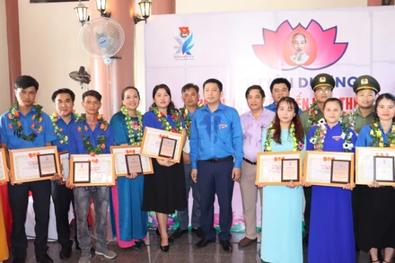 Lãnh đạo Ban Tuyên giáo Tỉnh ủy Quảng Ngãi và Tỉnh đoàn Quảng Ngãi trao Bằng khen tuyên dương các gương thanh niên tiên tiến làm theo lời Bác. 