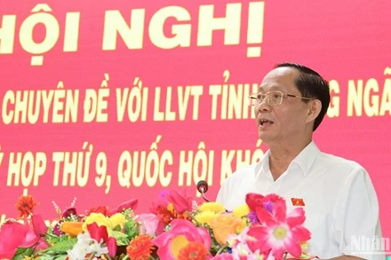 Phó Chủ tịch Quốc hội Trần Quang Phương phát biểu tại buổi tiếp xúc cử tri chuyên đề với Lực lượng vũ trang tỉnh Quảng Ngãi.