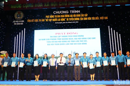 Lãnh đạo Liên đoàn Lao động các huyện, thị xã, thành phố, công đoàn ngành tương đương nhận chỉ tiêu, phần việc thi đua.