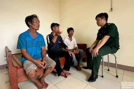 3 ngư dân tỉnh Bình Định đi trên tàu cá bị chìm được tàu cá của ngư dân Quảng Ngãi đưa vào bờ an toàn.