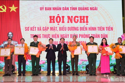 Lãnh đạo tỉnh Quảng Ngãi trao Bằng khen của Ủy ban nhân dân tỉnh cho các tập thể, cá nhân có thành tích trong thực hiện Ngày Biên phòng toàn dân, giai đoạn 2019-2024.