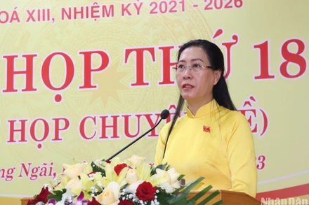 Đồng chí Bùi Thị Quỳnh Vân, Ủy viên Trung ương Đảng, Bí thư Tỉnh ủy, Chủ tịch Hội đồng nhân dân tỉnh Quảng Ngãi phát biểu tại kỳ họp. 