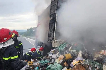 Xe tải chở hàng bốc cháy khi lưu thông trên cao tốc Đà Nẵng-Quảng Ngãi