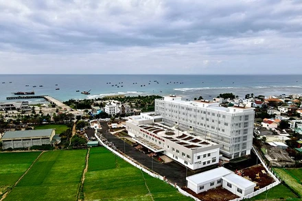 Dù đã thi công hoàn thành, nhưng vì thiếu vốn để trả nợ khối lượng nên dự án Trung tâm y tế Quân-Dân y huyện Lý Sơn vẫn chưa thể đưa vào sử dụng.