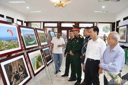 Đông đảo công chúng đến xem triển lãm.