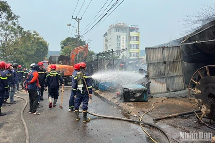 Lực lượng chức năng nỗ lực khống chế ngọn lửa. (Ảnh: ANH ĐÀO)