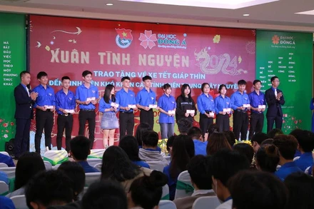 Trao tặng sinh viên 300 vé xe về quê đón Tết Nguyên đán. (Ảnh: ANH ĐÀO)