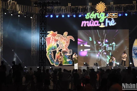 Chương trình khai mạc tối 27/4 tại Công viên Biển Đông. (Ảnh: ANH ĐÀO)