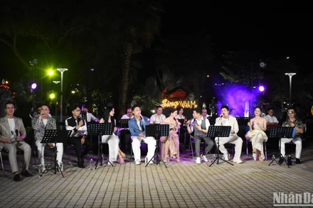 Các nghệ sĩ tham gia chương trình Sing With Me - Tự tình tối 11/11. (Ảnh: ANH ĐÀO)