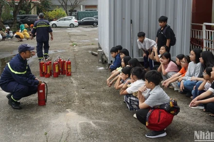 Các nhóm học sinh được chia tham gia từng tổ trải nghiệm, tìm hiểu các kiến thức về sử dụng bình chữa cháy xách tay tại trụ sở Phòng Cảnh sát Phòng cháy, chữa cháy và cứu nạn cứu hộ, Công an thành phố Đà Nẵng ngày 23/2. (Ảnh: ANH ĐÀO)