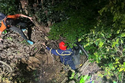 Cảnh sát phòng cháy chữa cháy và cứu nạn cứu hộ Công an thành phố Đà Nẵng tiếp cận khu vực hai du khách bị nạn. (Ảnh: Công an cung cấp)