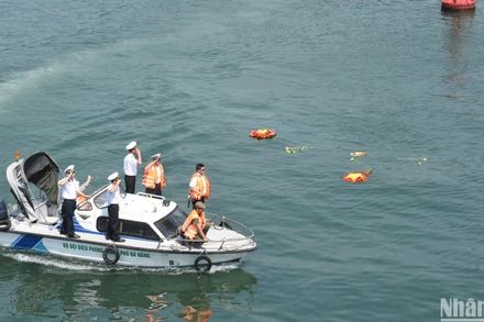 Các cựu chiến binh Công binh Hải quân thành phố Đà Nẵng thả vòng hoa tưởng niệm anh hùng liệt sĩ Gạc Ma sáng 14/3. (Ảnh: ANH ĐÀO)