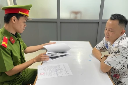 Đối tượng tên Nguyễn Trương Anh Tuấn tại cơ quan điều tra. (Ảnh: Công an cung cấp)