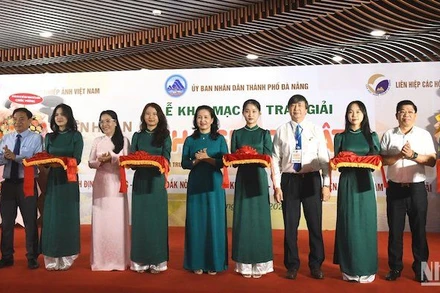 Các đại biểu cắt băng Khai mạc Liên hoan ảnh nghệ thuật khu vực Nam Trung Bộ và Tây Nguyên sáng 29/3 tại Công viên APEC Đà Nẵng. Ảnh: ANH ĐÀO