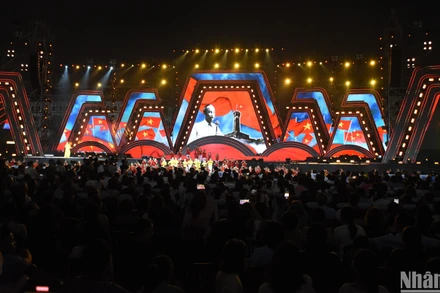 Tiết mục Đà Nẵng ơi! Chúng con đã về, Lá cờ Đảng, Bác Hồ một tình yêu bao la. Sáng tác Phan Huỳnh Điểu, Văn An, Thuận Yến, do nghệ sĩ ưu tú Đăng Dương, Anh Thơ và Vũ đoàn Trưng Vương, Vũ đoàn HT và sinh viên, biểU diễn. (Ảnh: ANH ĐÀO) 