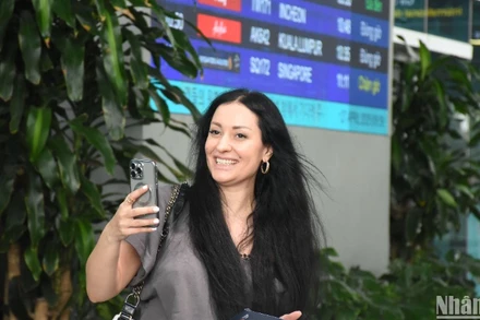 Những hành khách đầu tiên từ Tashkent (Uzbekistan) đến Đà Nẵng sáng ngày 27/4. (Ảnh: ANH ĐÀO)