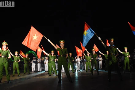 Lần đầu tiên Đoàn Nghi lễ Công an nhân dân biểu diễn diễu hành phục vụ người dân, du khách.