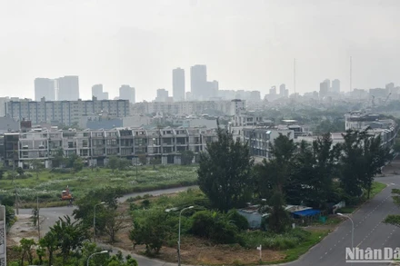 Toàn cảnh block shophouse bỏ hoang này nhìn từ cầu Thuận Phước. (Ảnh: ANH ĐÀO)