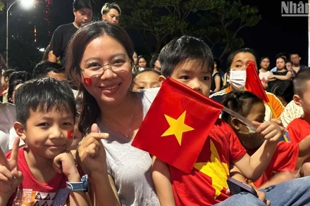 Rất đông người dân Đà Nẵng đến xem và trải nghiệm phim 3D Mapping “Câu chuyện Đà Nẵng-The Story of Da Nang. (Ảnh: ANH ĐÀO)