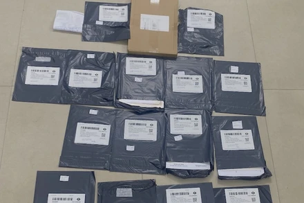 Các gói bưu phẩm chứa giấy tờ, tài liệu giả được “nguỵ trang” để che mắt lực lượng chức năng. (Ảnh: Công an cung cấp)