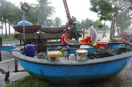 Ngư dân Đà Nẵng tất bật di chuyển tàu thuyền tránh trú bão. (Ảnh: ANH ĐÀO)