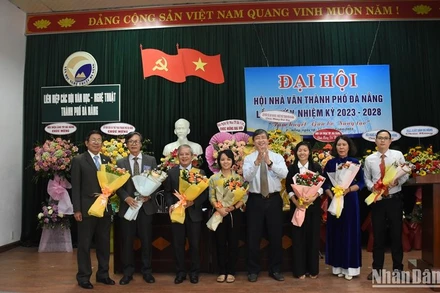 Ban chấp hành Hội Nhà văn Đà Nẵng khóa V ra mắt tại Đại hội. (Ảnh: ANH ĐÀO)