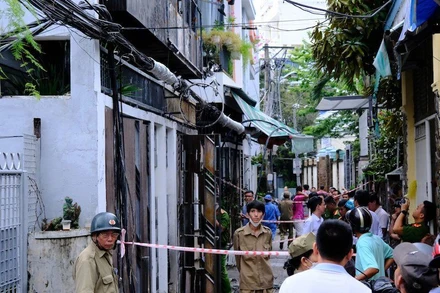 Lực lượng chức năng phong toả hiện trường, điều tra nguyên nhân vụ cháy. Ảnh ANH ĐÀO