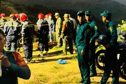 Hiện trường nơi phát hiện thi thể một du khách người nước ngoài nghi bị tai nạn giao thông. (Ảnh: Công an cung cấp)