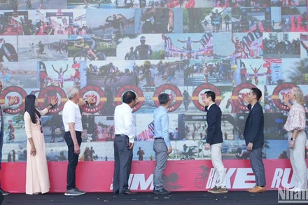 Ban tổ chức ấn nút khai mạc sự kiện thể thao đỉnh cao Ironman 70.3 Đà Nẵng 2025. (Ảnh: ANH ĐÀO)