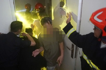 Nhiều người dân được dẫn thoát ra khỏi khu vực cháy an toàn. (Ảnh: Công an cung cấp)