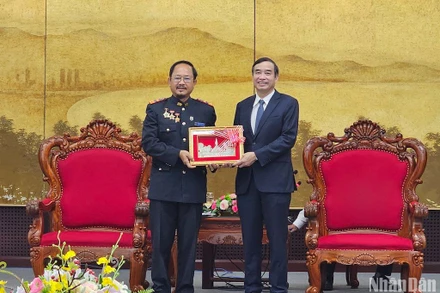 Phó Bí thư Thành ủy, Chủ tịch Ủy ban nhân dân thành phố Đà Nẵng Lê Trung Chinh tiếp Đoàn công tác chiều 5/6. (Ảnh ANH ĐÀO)