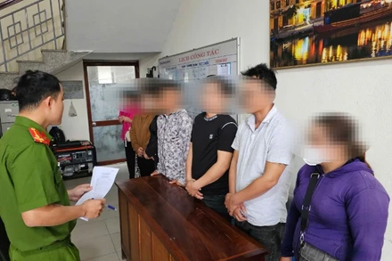 Nhóm đối tượng tại cơ quan công an. (Ảnh: Công an cung cấp)