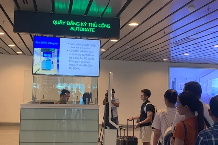 Triển khai hệ thống Autogate trong kiểm soát xuất nhập cảnh tại sân bay Đà Nẵng. (Ảnh: Công an cửa khẩu Cảng hàng không quốc tế Đà Nẵng cung cấp)