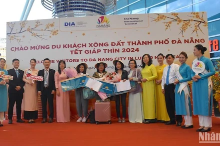 Đà Nẵng đón chuyến bay quốc tế đầu tiên xông đất sáng sớm mùng 1 Tết. Ảnh: ANH ĐÀO