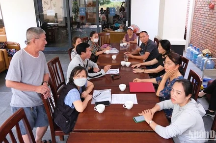 Khách hàng phản ứng việc Viện dưỡng lão S-Merciful Đà Nẵng đột ngột ngừng hoạt động. (Ảnh: ANH ĐÀO)