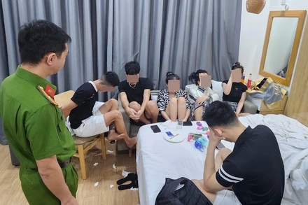 Các đối tượng sử dụng trái phép chất ma túy bị bắt giữ. (Ảnh: Công an cung cấp)