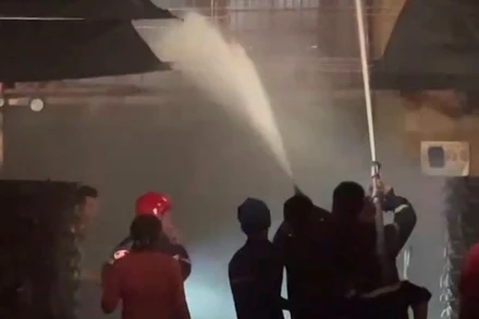 Lực lượng chức năng tiếp cận khống chế vụ cháy từ phía trong.