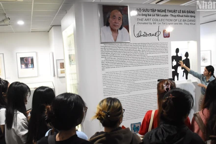 Sinh viên Đà Nẵng tham quan không gian trưng bày “Bộ sưu tập nghệ thuật Lê Bá Đảng, sáng ngày 29/10. (Ảnh: ANH ĐÀO)