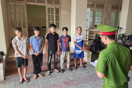 Nhóm đối tượng bị khởi tố về về hành vi gây rối trật tự công cộng. (Ảnh: Công an cung cấp)