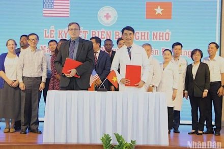 Lễ ký kết biên bản ghi nhớ giữa Bệnh viện Đà Nẵng với Mayo Clinic (Hoa Kỳ). (Ảnh: ANH ĐÀO)