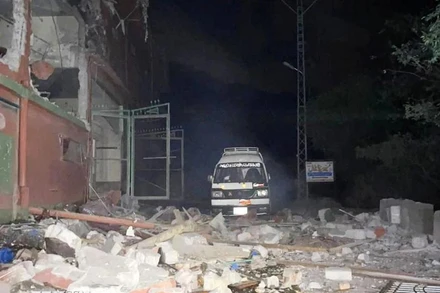 Tòa nhà bị phá hủy sau vụ tấn công bằng tên lửa của Ấn Độ tại Muzaffarabad thuộc khu vực Kashmir do Pakistan quản lý, ngày 7/5/2025. (Ảnh: THX/TTXVN).