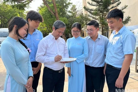 Bộ trưởng Nguyễn Kim Sơn và các em học sinh Trường trung học phổ thông chuyên Lê Quý Đôn, thành phố Đà Nẵng. (Ảnh: ANH ĐÀO)