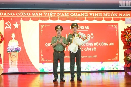 Thiếu tướng Đặng Hồng Đức, Thứ trưởng Công an trao hoa chúc mừng Thượng tá Nguyễn Đại Đồng phụ trách Công an thành phố Đà Nẵng. (Ảnh: ANH ĐÀO)