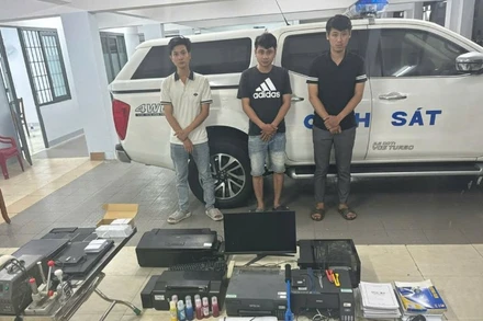 Các đối tượng Trương Khánh Duy, Trần Quang Tuấn và Huỳnh Phát Đạt (từ trái qua) được di lý từ Thành phố Hồ Chí Minh về Đà Nẵng để phục vụ công tác điều tra. (Ảnh: Công an cung cấp)