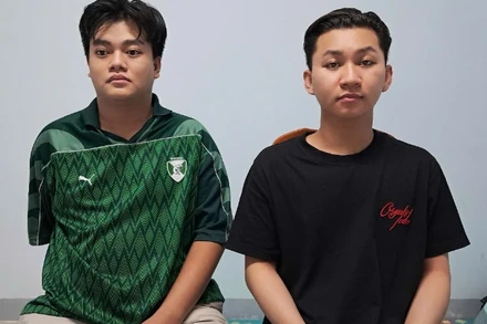 Nguyễn Hoàng Khang (trái) và Phan Anh Duy tại cơ quan Công an. (Ảnh: Công an cung cấp)