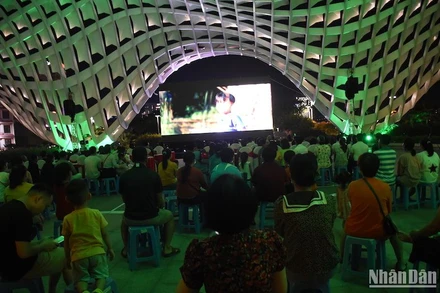 Hàng trăm khán giả có mặt tại Công viên APEC và thưởng thức trọn bộ phim Trạng Tí phiêu lưu ký.